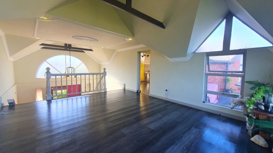 5 Bedroom Property for Sale in Herolds Bay Western Cape